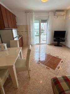 a living room with a table and a kitchen at Villa Mane in Donji Štoj +5 photos