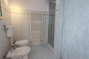 a bathroom with a toilet and a shower at Maison Orange - Dimora nelle Langhe in Neive +17 photos