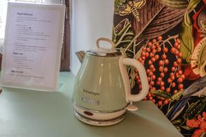a tea kettle sitting on top of a table at Maison Orange - Dimora nelle Langhe in Neive
