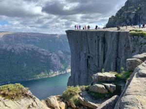 people standing on the edge of a cliff overlooking a river at Apartment 3 Sea Centrum Stavanger in Stavanger