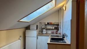 a small kitchen with a sink and a skylight at Anmar Pokoje Narty Rowery in Stronie Śląskie