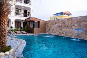 a swimming pool in the middle of a building at Tam Coc Diamond Premium Hotel & Spa in Vũ Lâm