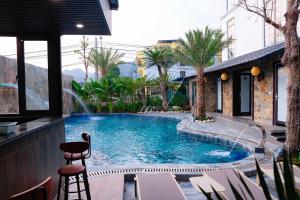 a swimming pool with a fountain in a building at Tam Coc Diamond Premium Hotel & Spa in Vũ Lâm