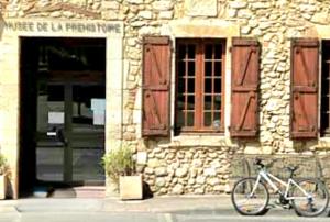 a bike parked in front of a building at La Maison in Le Mas-dʼAzil