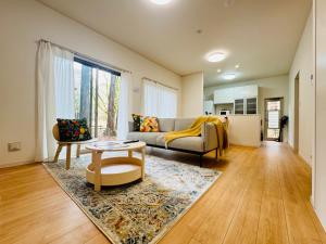 a living room with a couch and a table at 晴川-箱根Hotel-KA0575 in Sengokuhara