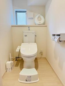 a bathroom with a toilet with a scale on the floor at 晴川-箱根Hotel-KA0575 in Sengokuhara +19 photos