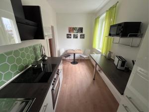 a kitchen with black counter tops and a table at Ferienwohnung 1A in Fockendorf +2 photos