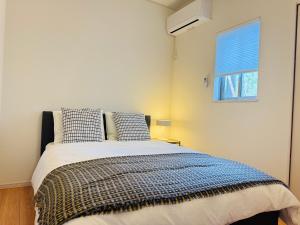 a bedroom with a large bed with a window at 晴川-箱根Hotel-KA0575 in Sengokuhara