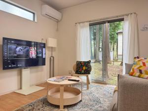 a living room with a tv and a couch at 晴川-箱根Hotel-KA0575 in Sengokuhara