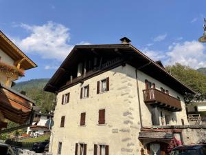 a building with a roof on top of it at Appartamento Vadaione Est in Giustino