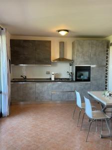 a kitchen with a table and chairs in a room at Marina Fiorita in Grado