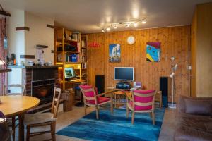 a living room with a table with a computer and chairs at Casa Roccolo in Astano
