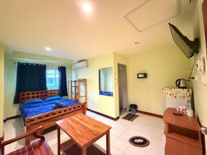 a room with a bed and a table in it at Bambus Motel in Jomtien Beach