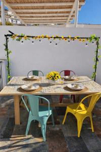 a table with four chairs and a table with flowers on it at Olé Toledo in Cómpeta