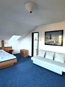 a large bedroom with two beds and a mirror at Zum Lahnfelsen Gräveneck in Gräveneck
