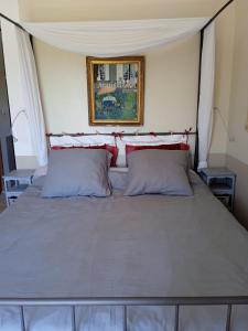 a bed with two pillows in a room at Le Jardin d'Anna in Saint-Eutrope-de-Born