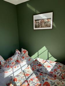 a bedroom with a bed and a picture on the wall at Brockmann, Ferienidylle in Neuenkirchen