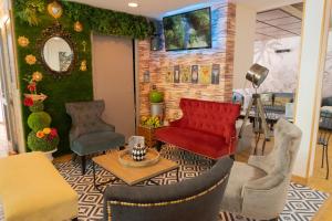 a living room with chairs and a red couch at Résidence Torre Del Far in Tautavel
