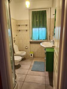 a bathroom with a sink and a toilet and a window at BINARIO ZERHO Luxury Apt in Rho