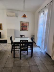 a dining room with a table and chairs at BINARIO ZERHO Luxury Apt in Rho +16 photos