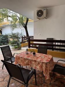 ein Tisch mit Stühlen und einer Tischdecke in der Unterkunft Meteora Mandras House in Kalambaka
