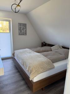 a bedroom with a bed and a window at Lütte Lina in Neuenkirchen
