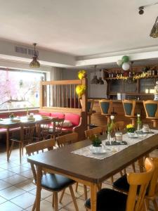 a dining room with a table and chairs and a room with tables and chairs at Zum Lahnfelsen Gräveneck in Gräveneck