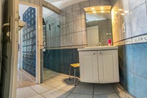 a bathroom with a sink and a mirror at Gîte Le Parigney, proche de la voie bleue in Igney