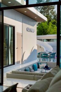 a living room with a couch and a table at Cloud Pool Villa Pattaya in Na Jomtien