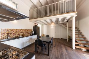 a kitchen and dining room with a table and chairs at Villa Meti in Avola