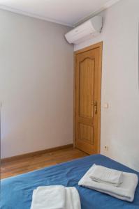 Postel nebo postele na pokoji v ubytování For You Rentals reina sofia apartment TEMPORAL DF21