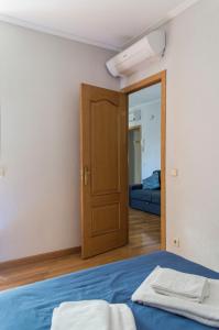 Postel nebo postele na pokoji v ubytování For You Rentals reina sofia apartment TEMPORAL DF21