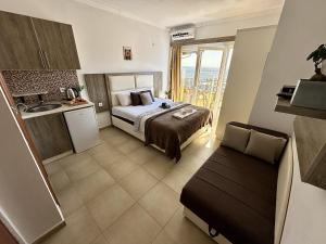 a bedroom with a bed and a kitchen with a sink at Apart-Hotel Saraj in Dobra Voda
