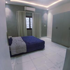 a bedroom with a blue bed and a window at شاليهات وقت الفرح in Riyadh