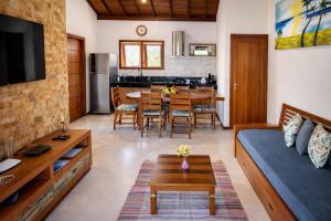 a living room with a couch and a table at Residence Pé na Areia in Arraial d'Ajuda