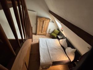 an overhead view of a bedroom with a bed in a attic at Historische Ferienwohnung mit Sauna und Dachterrasse in Lich