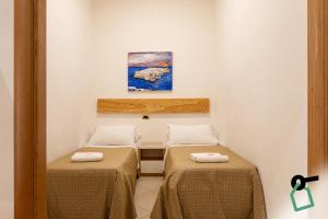 a room with two beds in a room at Hotiday Gallipoli Centro in Gallipoli