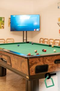 a pool table in a room with a tv at Hotiday Gallipoli Centro in Gallipoli