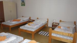 Łóżko lub łóżka w pokoju w obiekcie Hostel Bernarda Bolzana