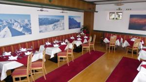 Reštaurácia alebo iné gastronomické zariadenie v ubytovaní Hotel Mosermandl