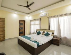 a bedroom with a bed with a ceiling fan at The Golden Farm in Jāmb