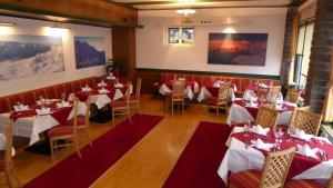 Reštaurácia alebo iné gastronomické zariadenie v ubytovaní Hotel Mosermandl