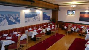 Reštaurácia alebo iné gastronomické zariadenie v ubytovaní Hotel Mosermandl