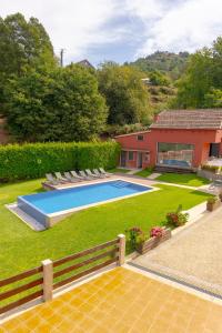 a backyard with a swimming pool and a house at Lar de Sefa 15 in Redondela