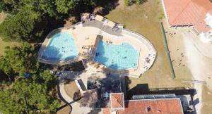 an overhead view of a swimming pool with a building at Les Buissonnets in Saint-Georges-de-Didonne