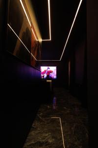 a dark room with a television in a dark room at Suite Dark Luxe avec Écran géant de cinéma et jacuzzi in Clary