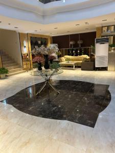 a lobby with a table with flowers on it at فندق اسيل نجمة واحدة in Salhabah
