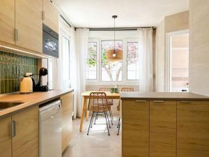 a kitchen with a table and chairs in it at Villa in Playa den Bossa, 5 min SupermarketBBQ in Sant Jordi