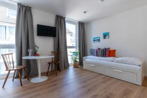 a bedroom with a bed and a table with chairs at Jotica Colonia in Cologne