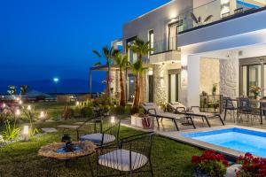 eine Villa mit Swimmingpool bei Nacht in der Unterkunft Sea Residence Complex in Ofrynio